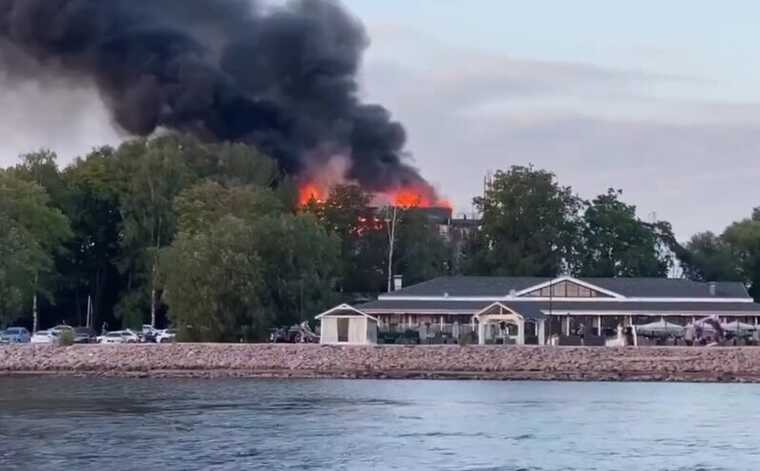 В Петербурге загорелся заброшенный элитный спортивный комплекс на Крестовском острове