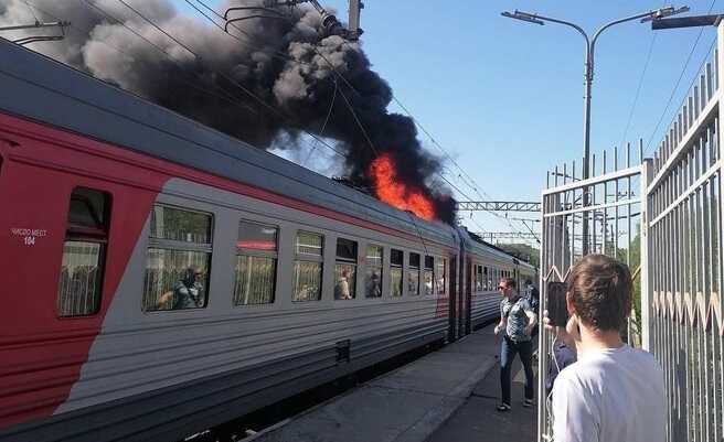 Огненное ЧП на Октябрьской железной дороге: раскрыты подробности о загоревшейся электричке