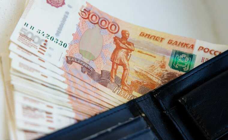 В России замедлился рост зарплат в два раза из-за замедления экономики