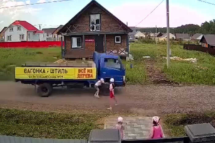 Узнав, что дочь пострадала в ДТП с грузовиком, отец рванул к ней, но сам попал в серьезную аварию