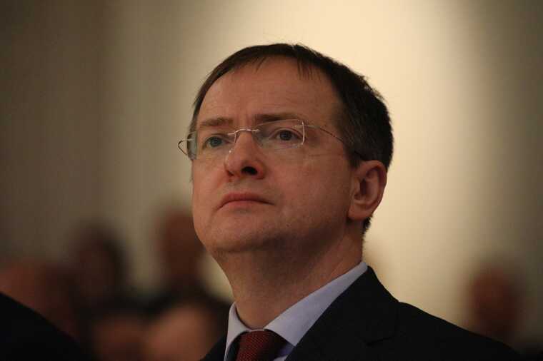 Мединский заявил, что РФ предложила временное прекращение огня на некоторых участках фронта