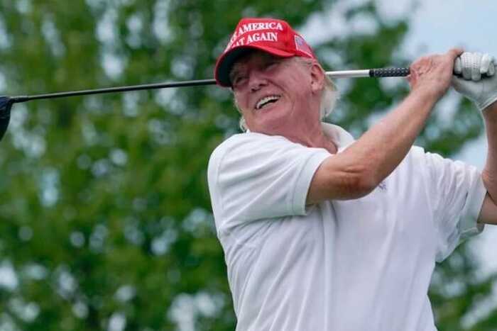 Игра в гольф занимает около четверти времени Трампа на посту президента