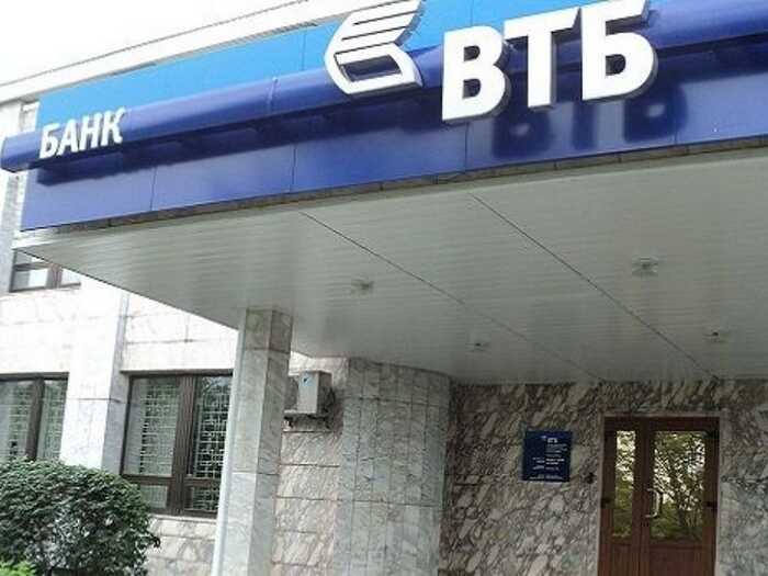 Чистый доход ВТБ обвалился на 49%: растут просрочки по кредитам, эксперты говорят о скрытых рисках